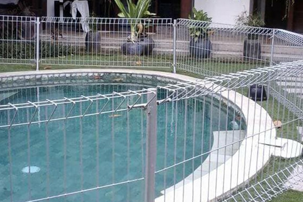 photo of temporary fencing in children's pool
