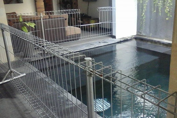 photo of temporary pool fence